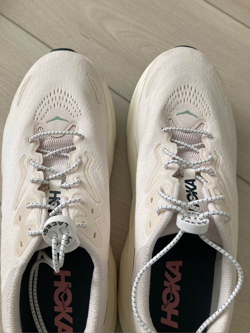 HOKA ONE ONE “Arahi 8” 1168691 Wmn’s Size 11B - Cream Color